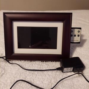 Digital Photo Frame with Dark Brown Wood Frame